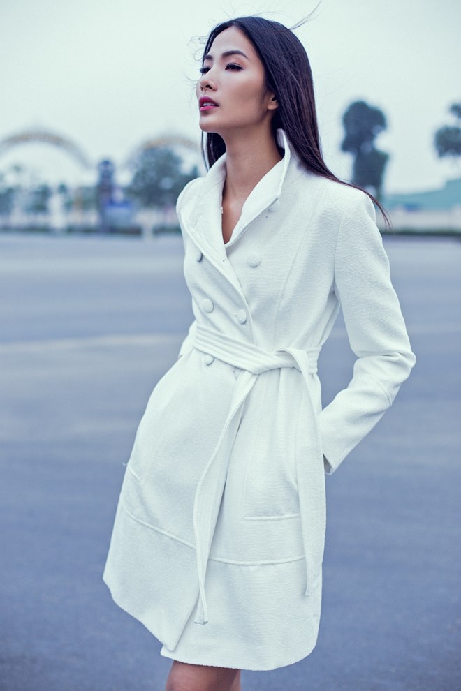 Những mẫu trang phục thu - đông xu hướng 2015 của thương hiệu thời trang Việt - Elise, Hoàng Thùy cho những tín đồ thời trang thấy được sự kết hợp tinh tế giữa các chất lieeuk đũi, kaki, sợ tổng hợp trong tất cả trang phục.